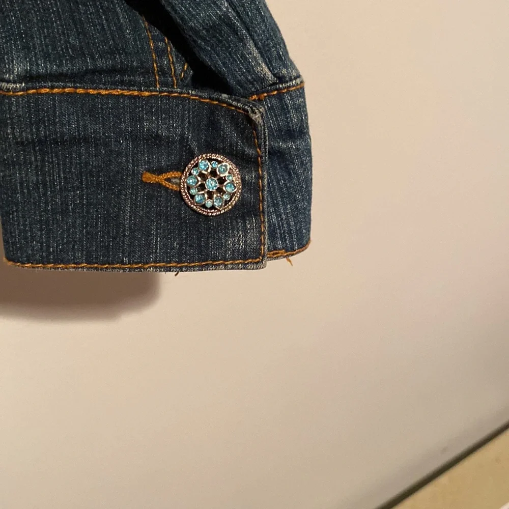 💙💎Levis jacket with bling ladies/youth/child. Pretty embellishments medium sz. - Picture 5 of 8